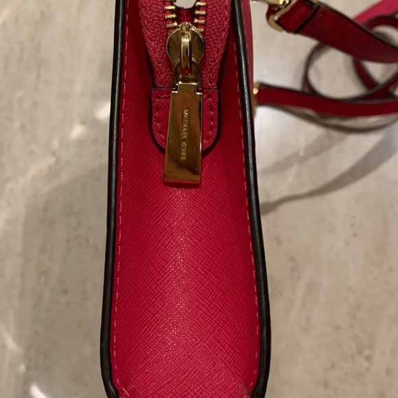 Michael Kors pink crossbody bag. 90%new. 25*16 cm - Picture 5 of 6